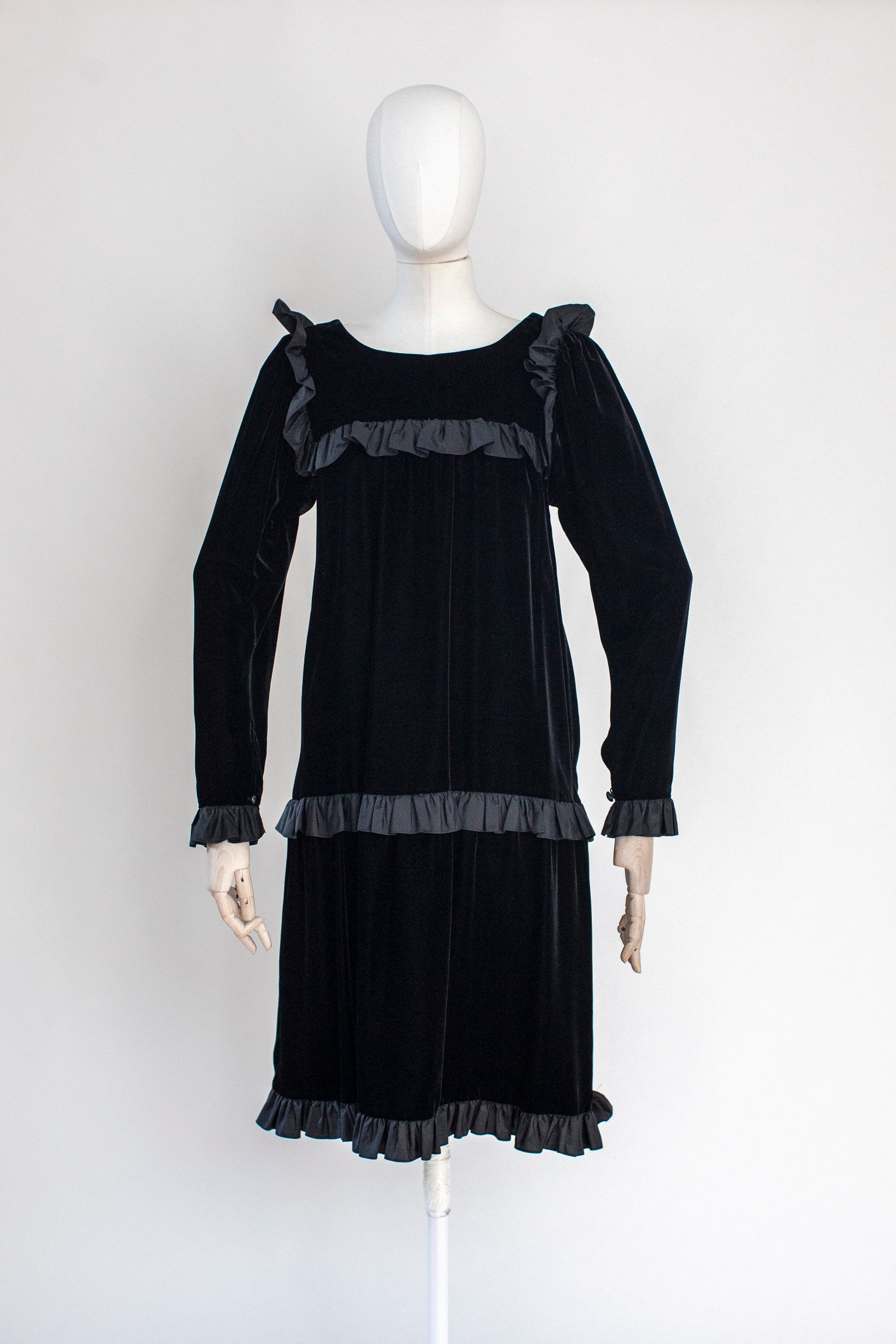 1970s Vintage Black Velvet Evening Dress by Yves Saint Laurent Rive Ga donauvintage 1970s Vintage Black Velvet Evening Dress by Yves Saint Laurent Rive Ga donauvintage
