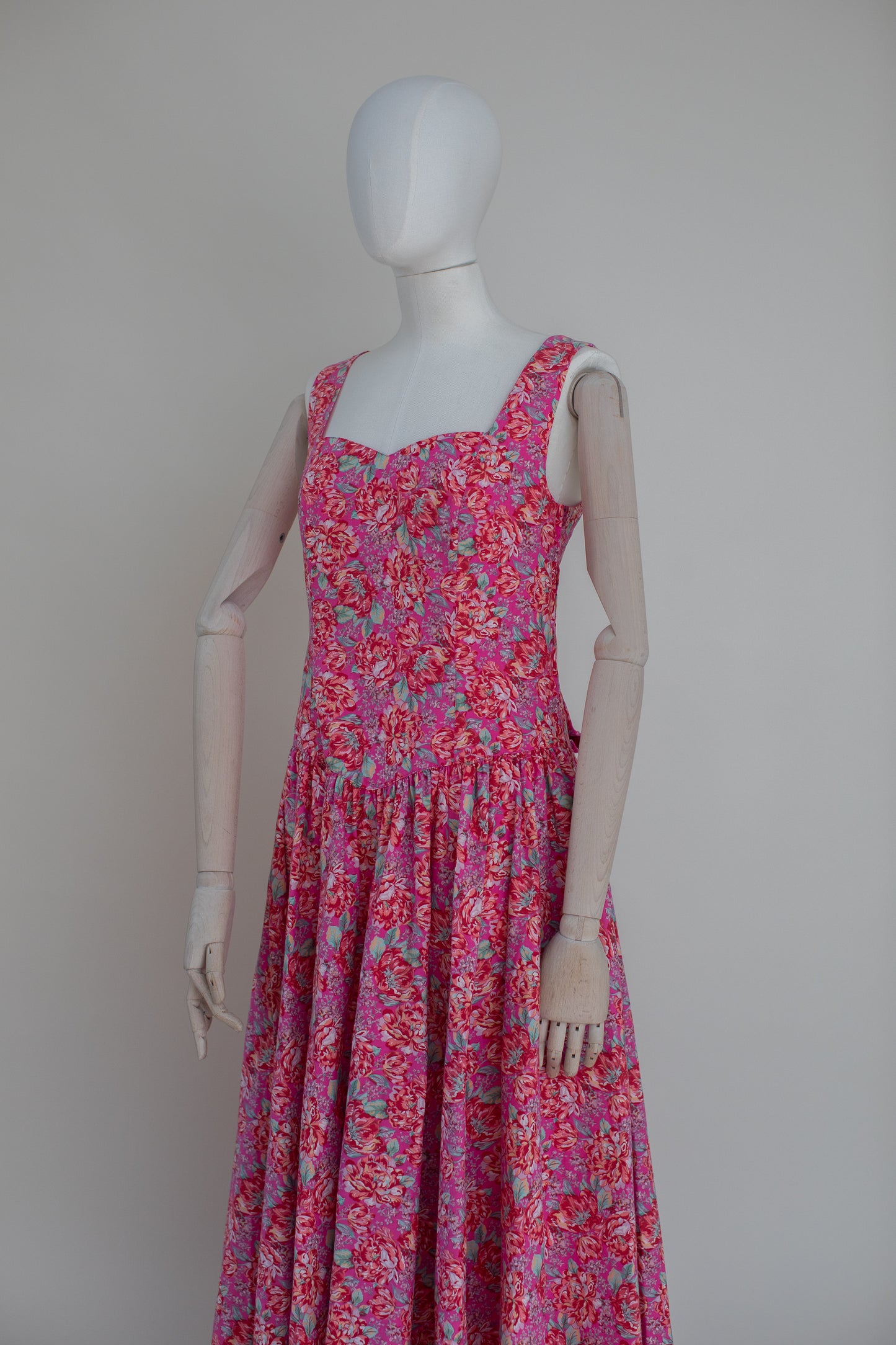 1980s Vintage Laura Ashley bright pink cotton dress with an open back and a ribbon - Size M