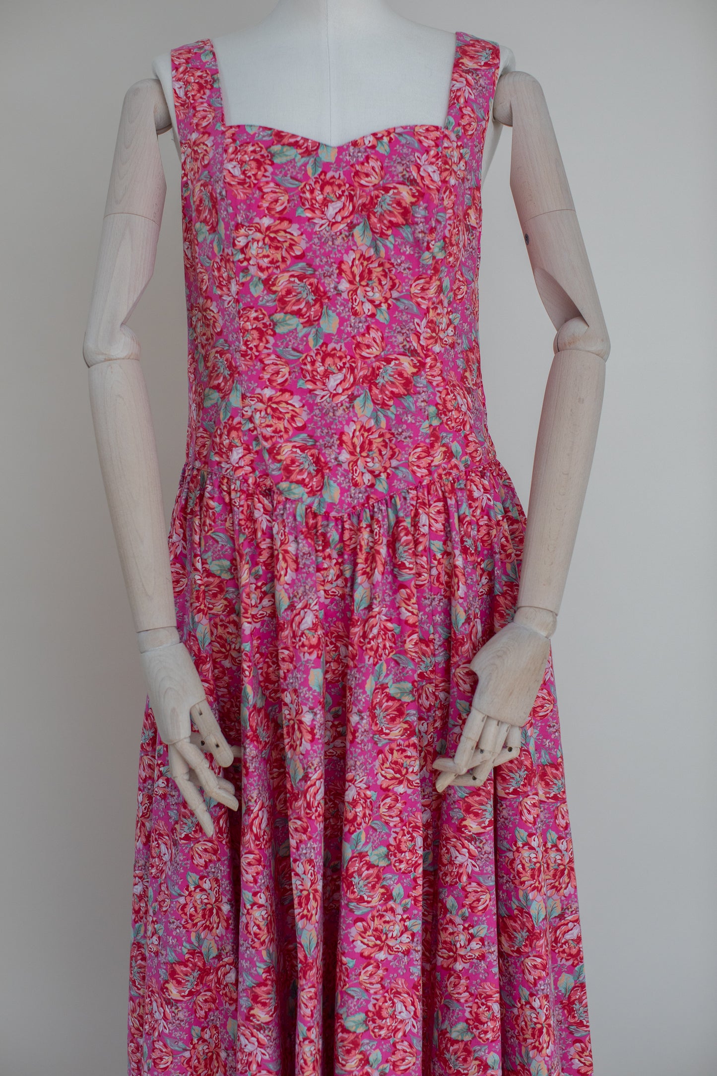 1980s Vintage Laura Ashley bright pink cotton dress with an open back and a ribbon - Size M