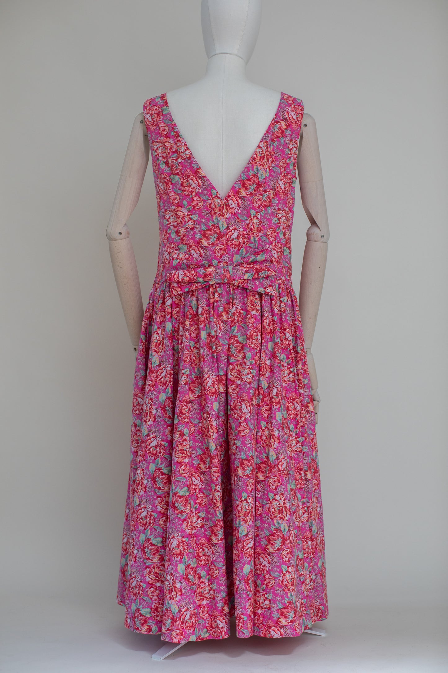 1980s Vintage Laura Ashley bright pink cotton dress with an open back and a ribbon - Size M
