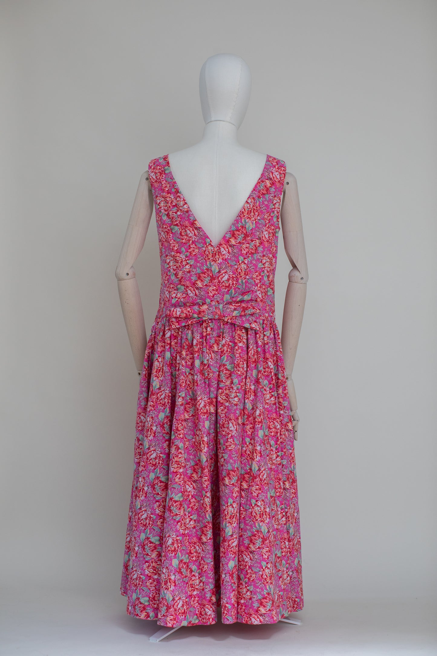1980s Vintage Laura Ashley bright pink cotton dress with an open back and a ribbon - Size M