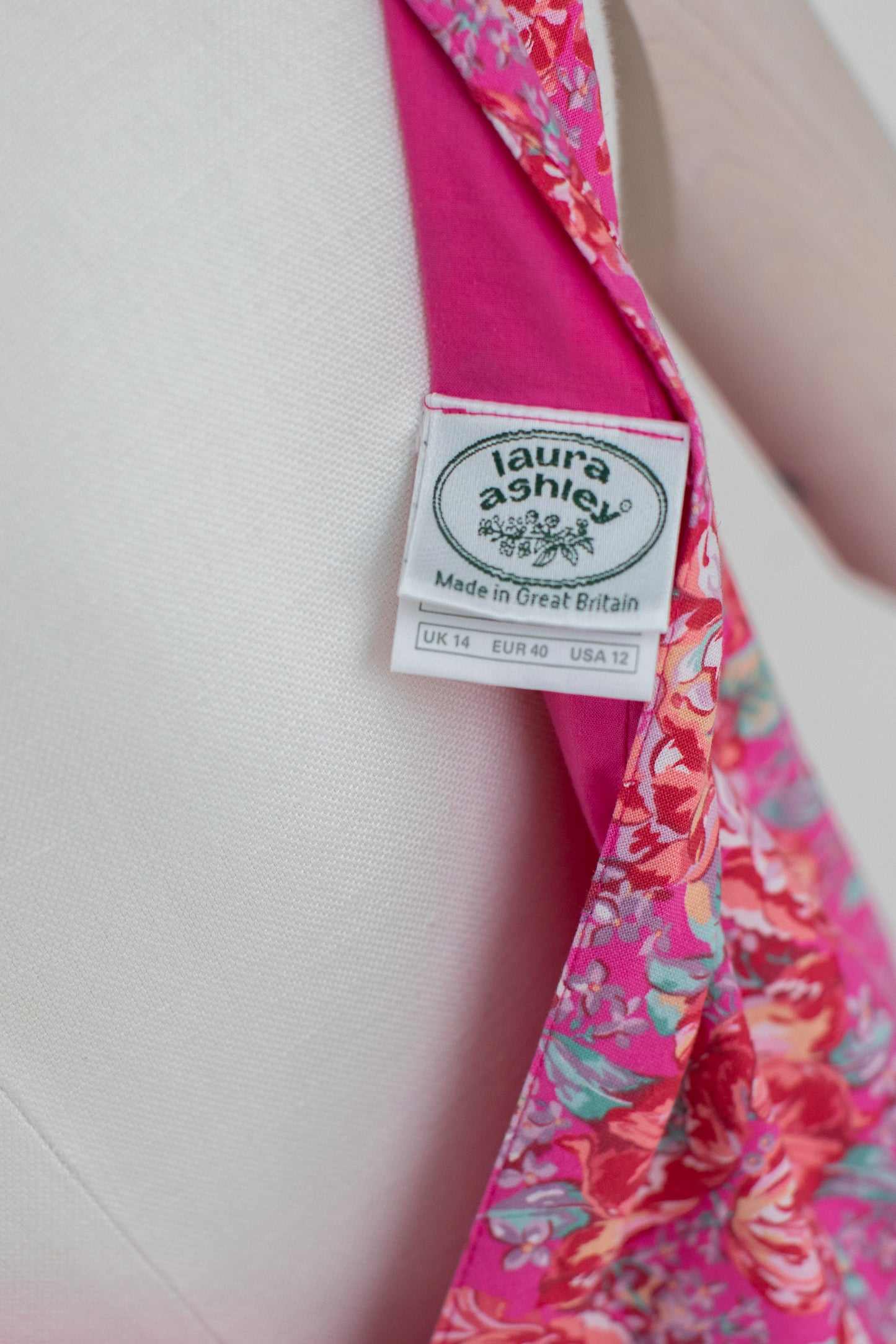 1980s Vintage Laura Ashley bright pink cotton dress with an open back and a ribbon - Size M