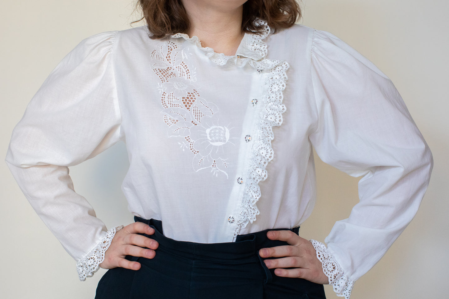 1980s Vintage embroidered cotton white blouse Size S-M