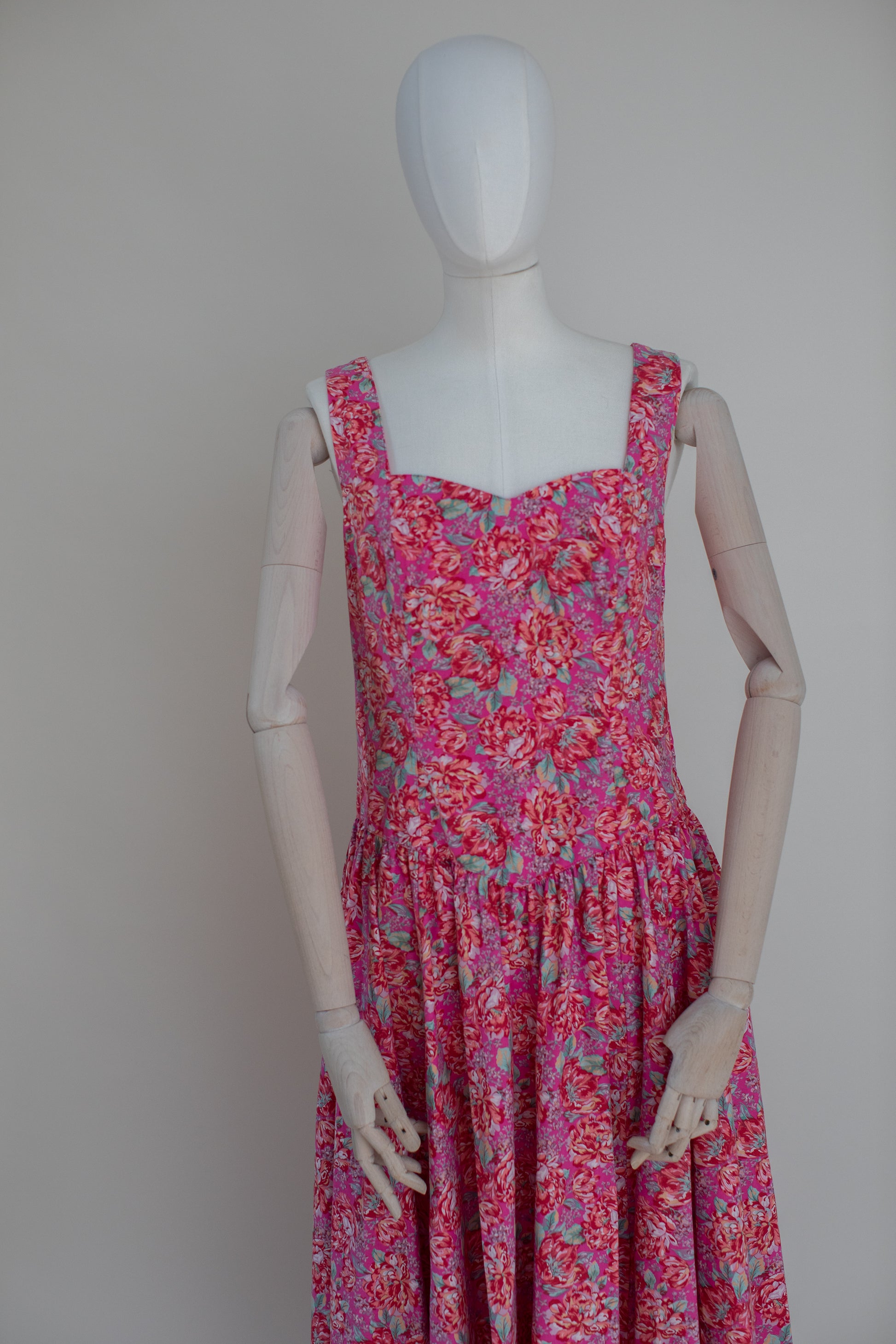 1980s Vintage Laura Ashley bright pink cotton dress with an open back – donauvintage 1980s Vintage Laura Ashley bright pink cotton dress with an open back – donauvintage